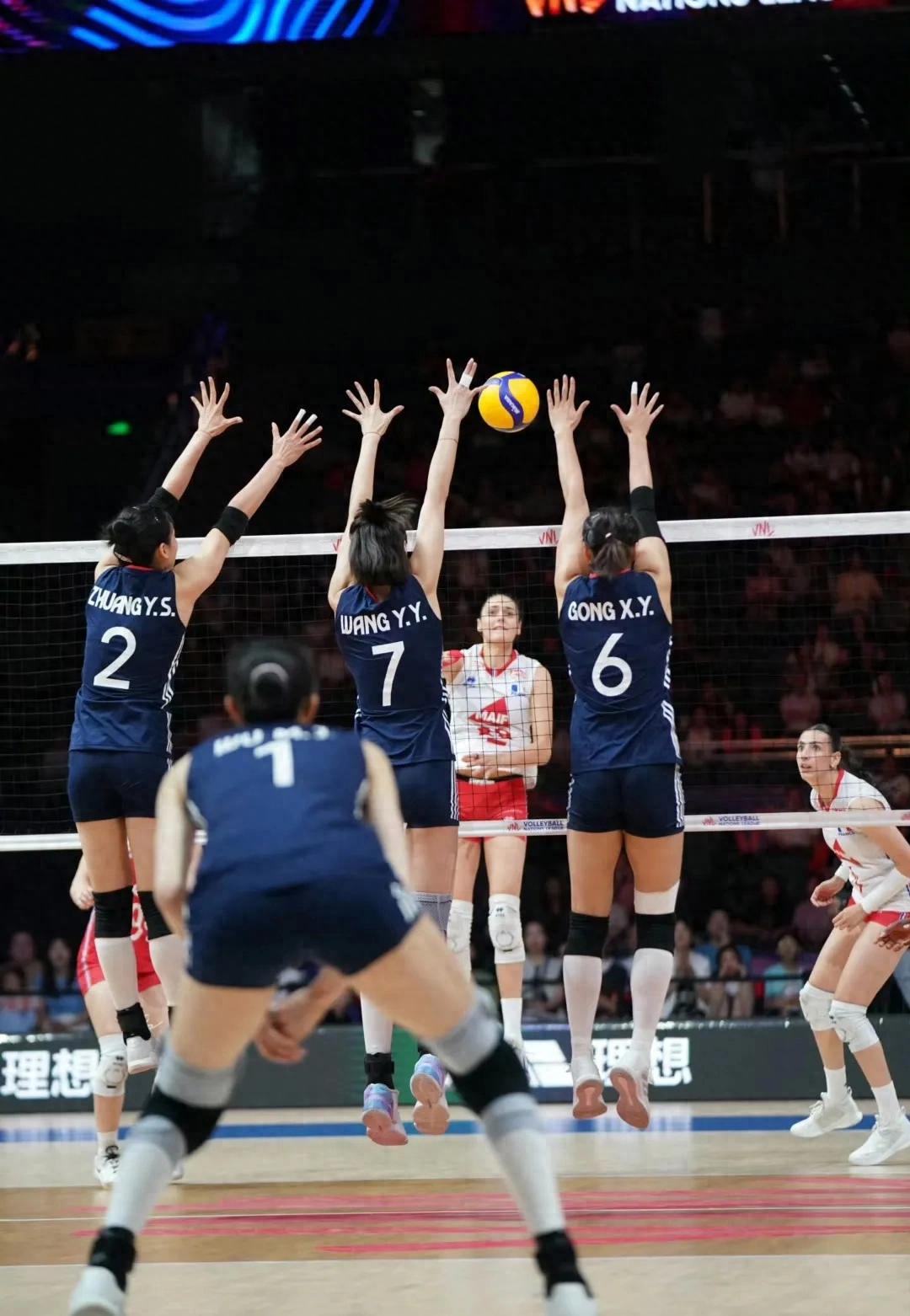 Women's volleyball team 3-0 French big move! The 17-year-old genius deputy attack debuted, and Zhang Zixuan served Gong Xiangyu with a pass