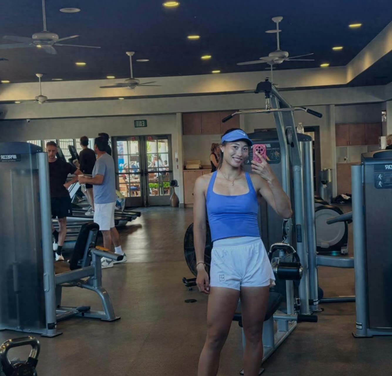 Zheng Qinwen shares photos with new coach for technical adjustments; foreign media says she's targeting French Open, with Sunshine Double results key to partnership.