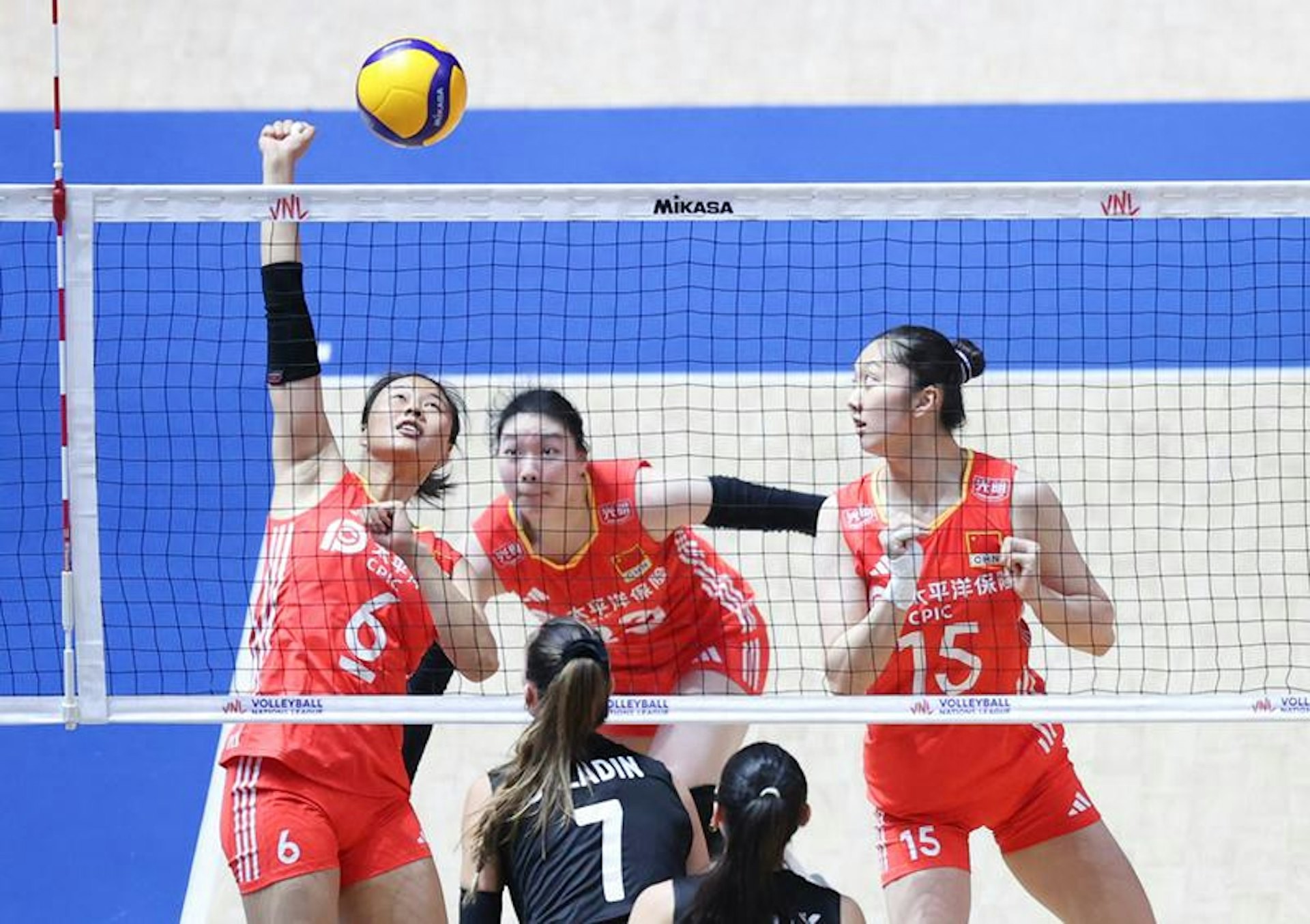 In the 3rd game, he saved 6 points in a row, and in the 4th game, he wasted 4 match points, and the new Chinese women's volleyball team took a growth lesson