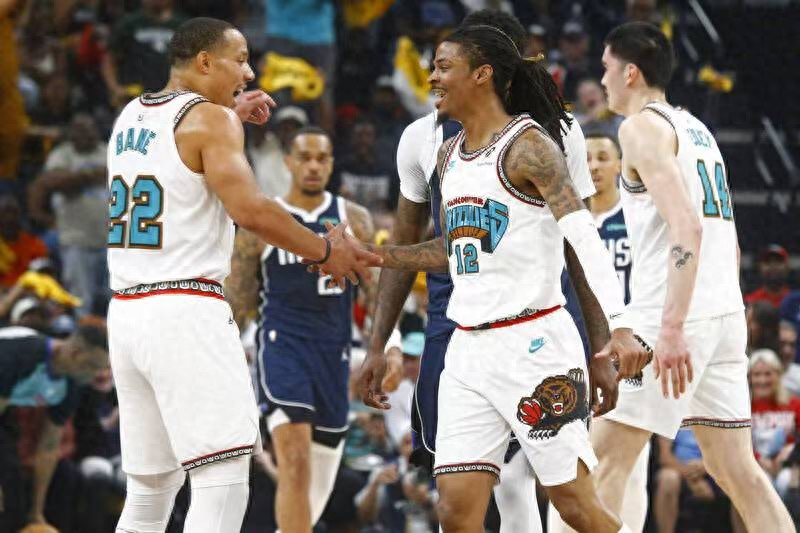 A. Davis scored 40 points and watched the Grizzlies advance to the playoffs and face the Thunder in the first round