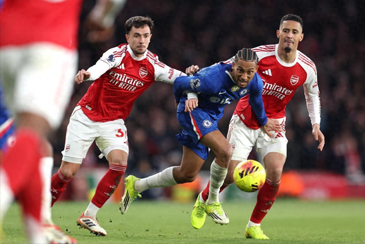 Arsenal 2-1 Chelsea with 10 Men, Leads by 5 Points; Arteta's Lack of Attacking Tactics, Captain Becomes New Weakness