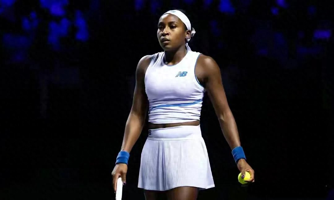 The warning for Gauff's title defense in the finals has been triggered, as Swiatek and Rybakina compete for the top spot in the group to advance.
