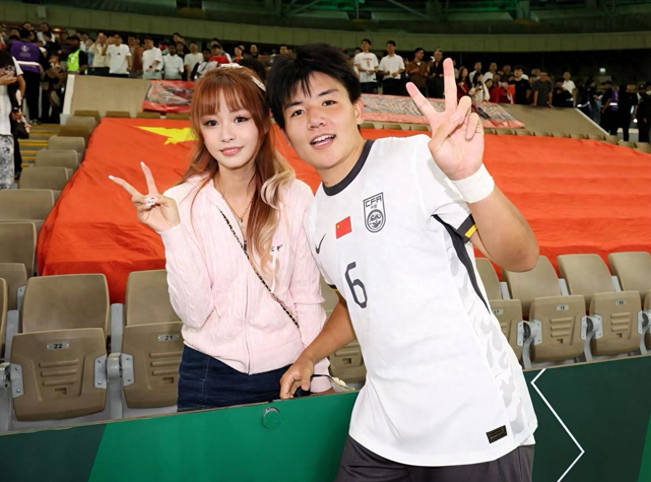 The U23 national football team captain achieves success both on the field and in love, embarking on a journey to England with Premier League Wolves and his beautiful girlfriend by his side.