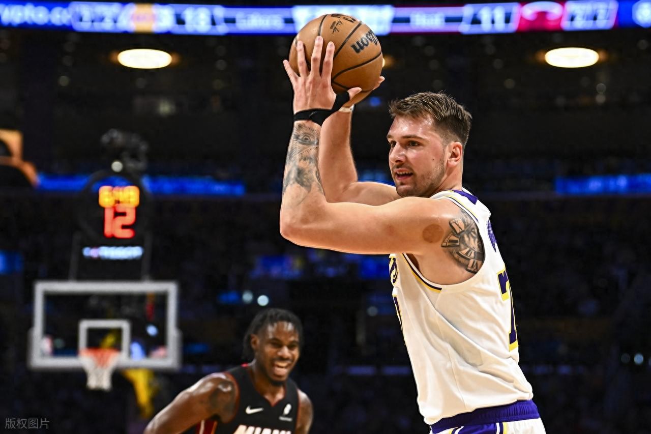 Energizing the entire team! Doncic records 29+11+10 and Reeves achieves a double-double as six Lakers players score in double digits to defeat the Heat.