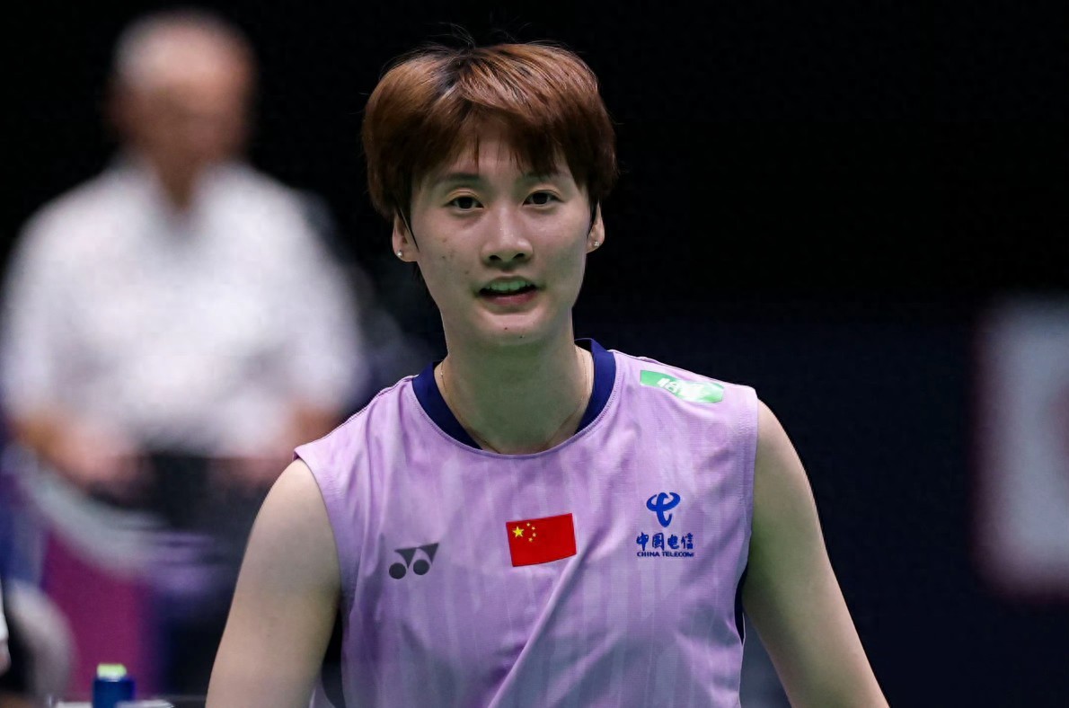 Latest update from the French Open Badminton: Team China holds a 2-1 record, with Chen Yufei winning. Live coverage is ongoing for Wang Zhiyi and Han Yue.