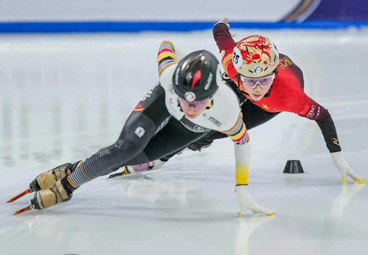 Don't admit defeat! World Championships 1000m: South Korea's Choi Min-kyung + Kim Gilly sandwiched, Yang Jingru fell out