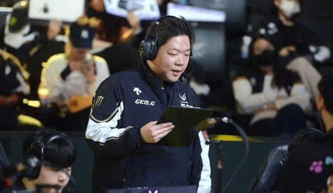 LPL recruits a championship-winning coach who once fiercely competed against Faker but was later dropped by T1, with his coaching skills under scrutiny.