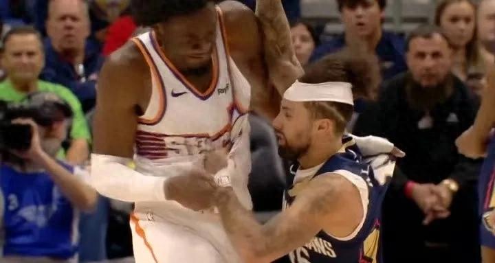 Ma Wei and Lao Liu got into a fight, throwing punches at each other's heads! Pool's expression nearby lit up.