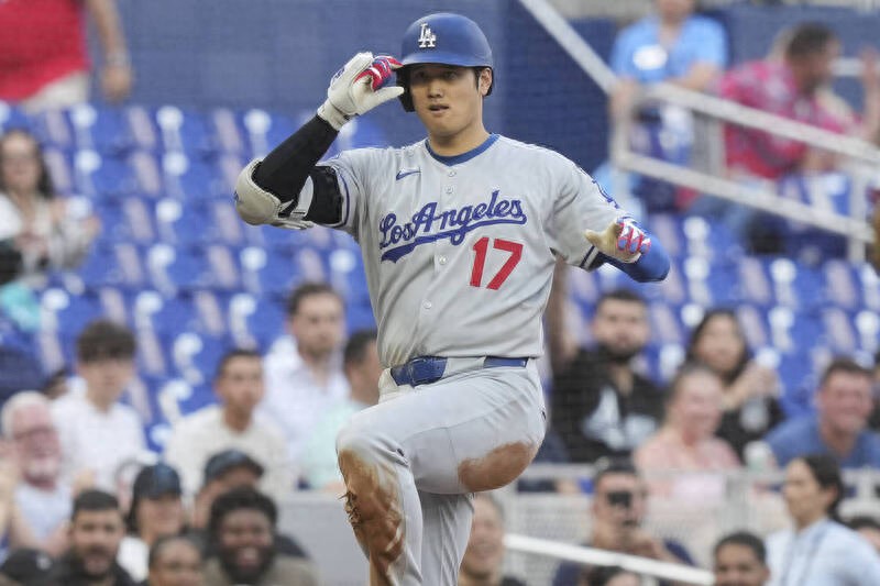 MLB star Shohei Ohtani knocked on third base and hit base 4 times in a single game, and the Dodgers MVP slaughtered the Marlins online