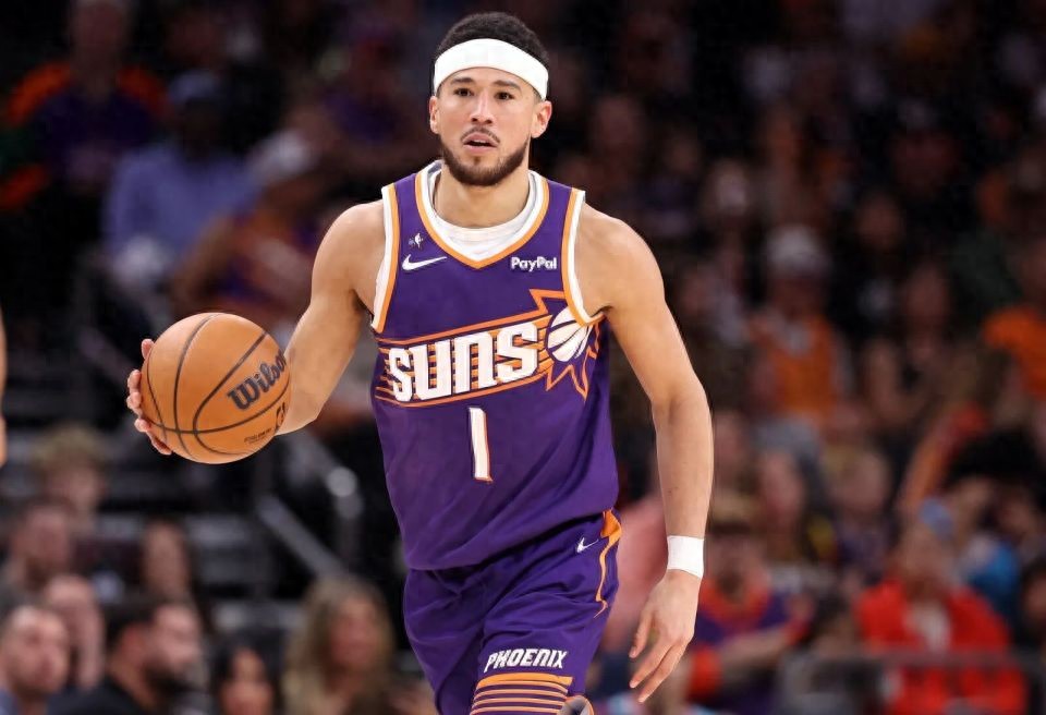 The Suns officially updated the injury report: Booker has a hip strain and will be out for at least one week; Hyland-Smith will be re-evaluated in 2-3 weeks.