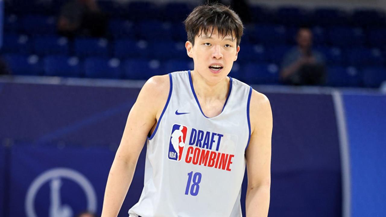 The draft website evaluates the top 15 international rookies: Yang Hansen ranks 5th and is praised for his first-round potential