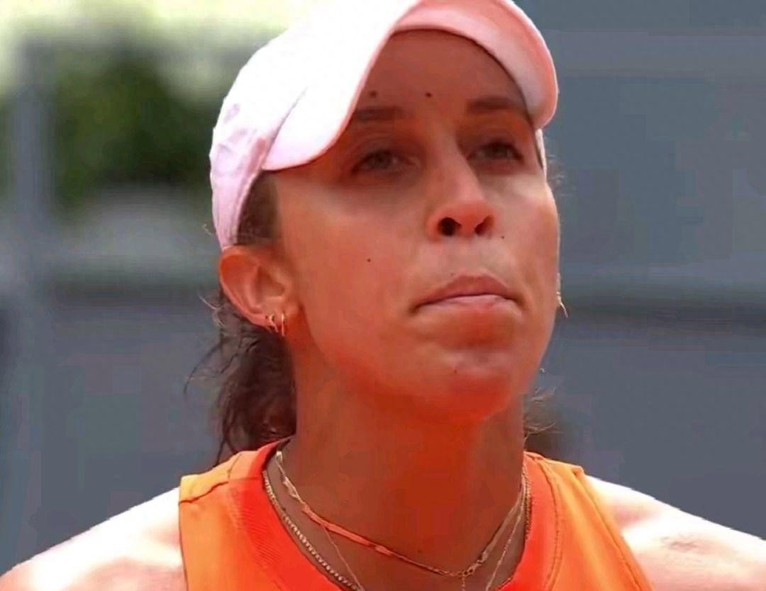 Keith's egg delivery was reversed to claim the semi-finals, and how many times did Swiatek swallow the egg on clay?
