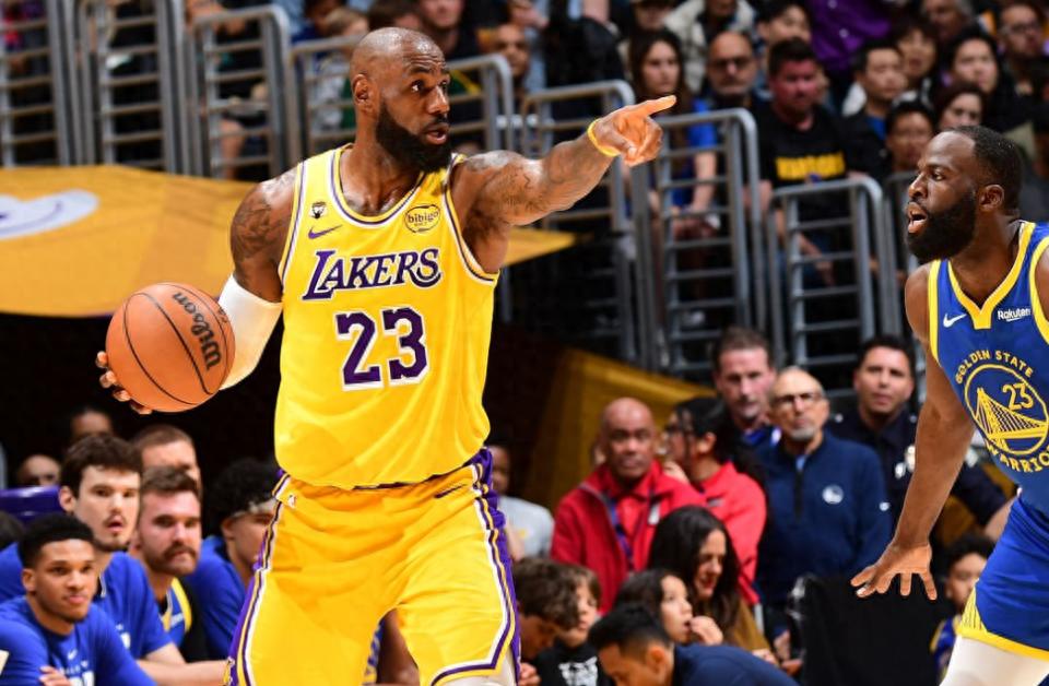 LeBron James recorded 20 points, 7 rebounds, and 10 assists while being taunted by Green! Lakers secure their third consecutive win, avenging the Warriors; Kennard debuts with 10 points