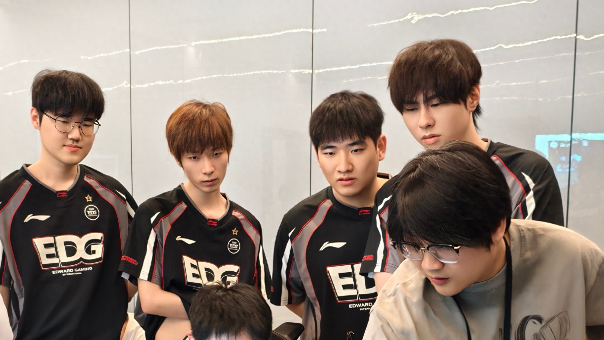 WBG's new jungle candidate list revealed! BLG secures 5 consecutive wins, ON publicly praises Wenbo's team.