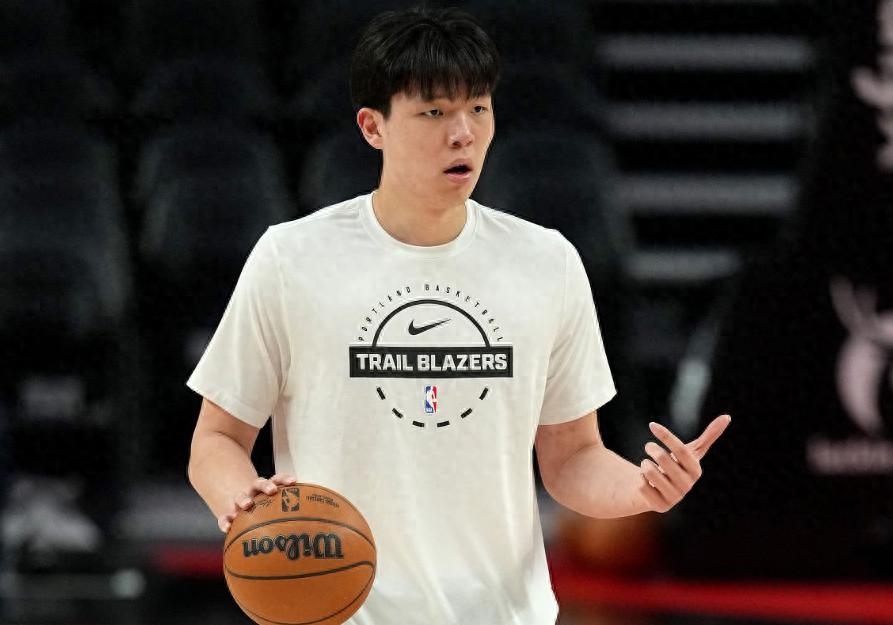 Health comes first! Yang Hansen misses G League game due to a back strain: watching courtside in casual clothes