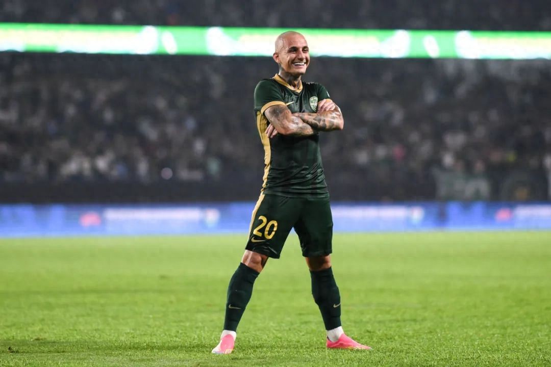 Mitritsa showcased his skills and scored a stunning goal during his debut at Huanglong, leading Zhejiang&#39;s &#34;wonderful night&#34; comeback against Yukun.