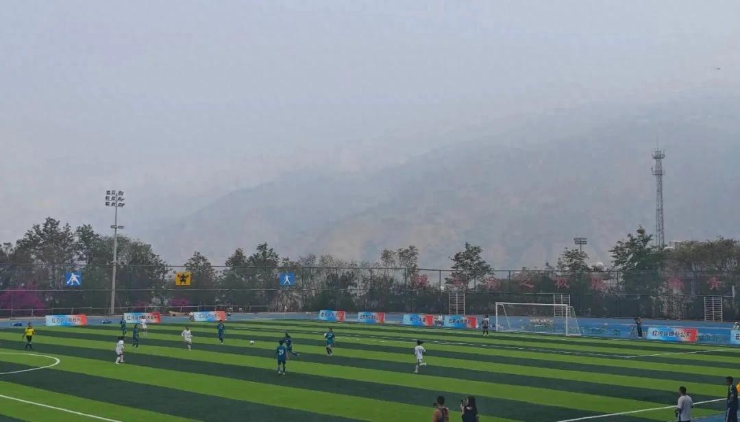 Football China | Honghe County No. 1 Middle School: Dribble the ball on the top of the mountain and break through the clouds