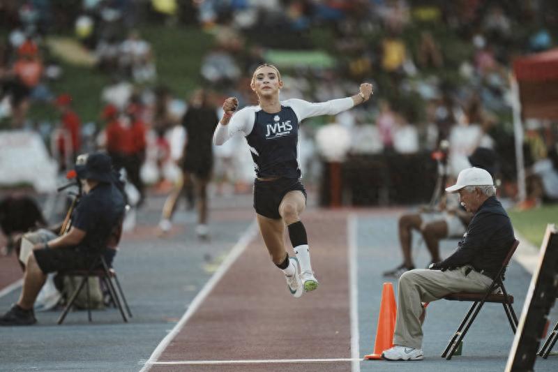 A transgender female high school student in the United States won the gold medal in the women's high jump, which sparked heated discussions from all walks of life