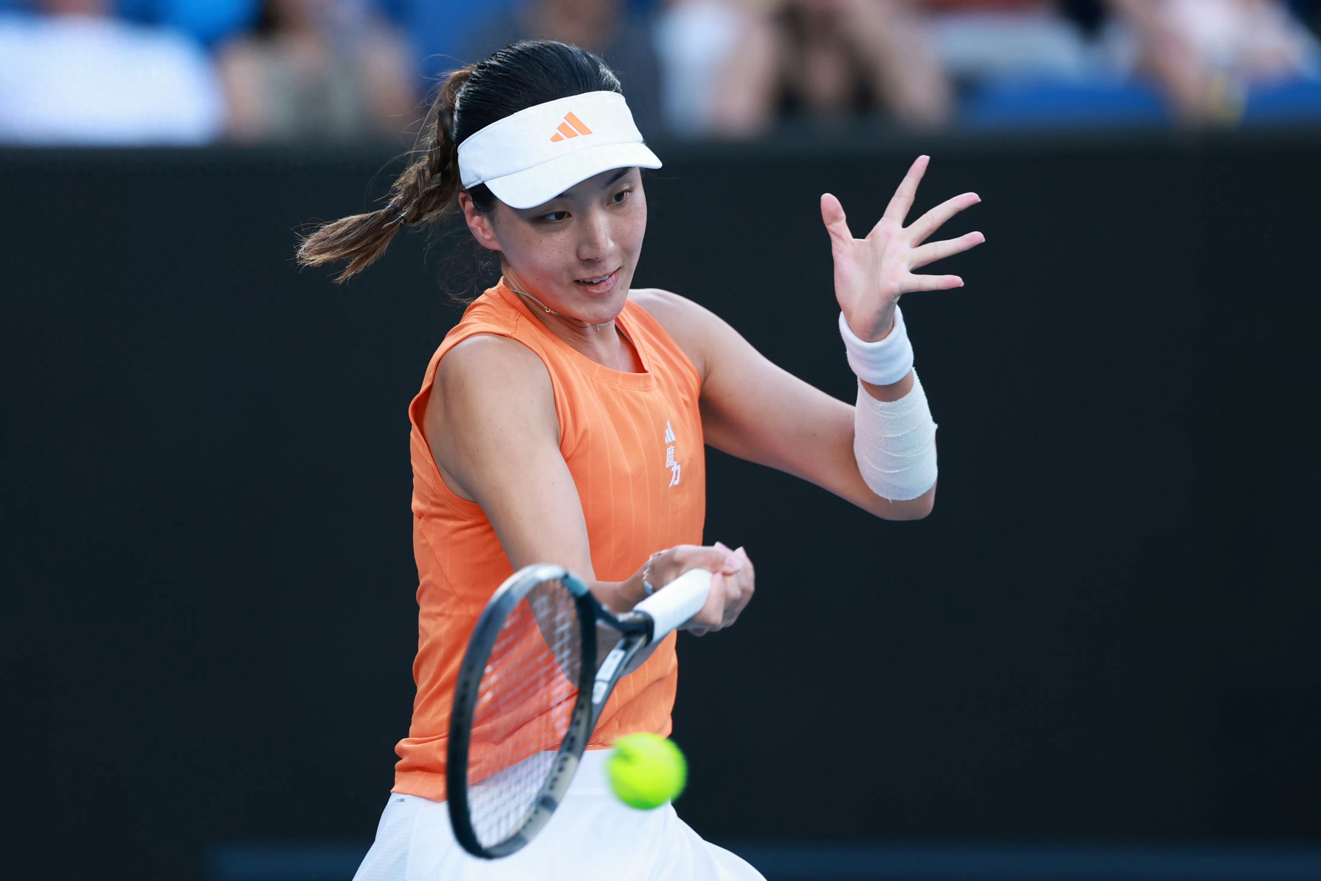 Latest update from WTA1000 Doha: Wang Xinyu defeats Arango 2-0 to reach the round of 32.