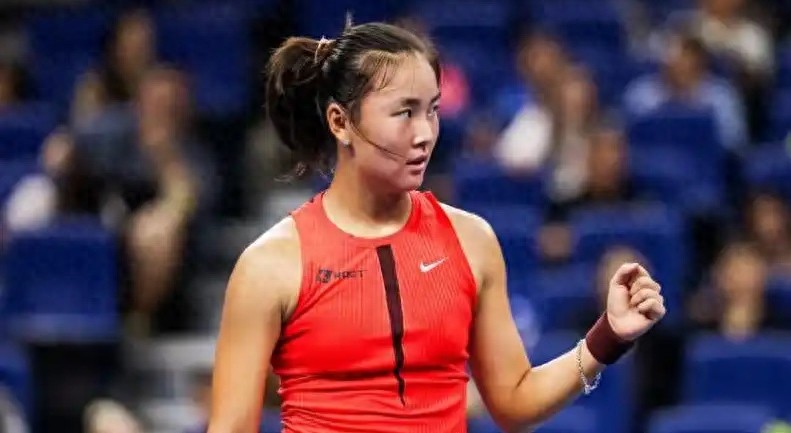 Yuan Yue clocked out in 90 minutes, securing back-to-back wins in the new season and advancing to the quarterfinals, while Huang Zelin’s remarkable comeback thrilled the fans.
