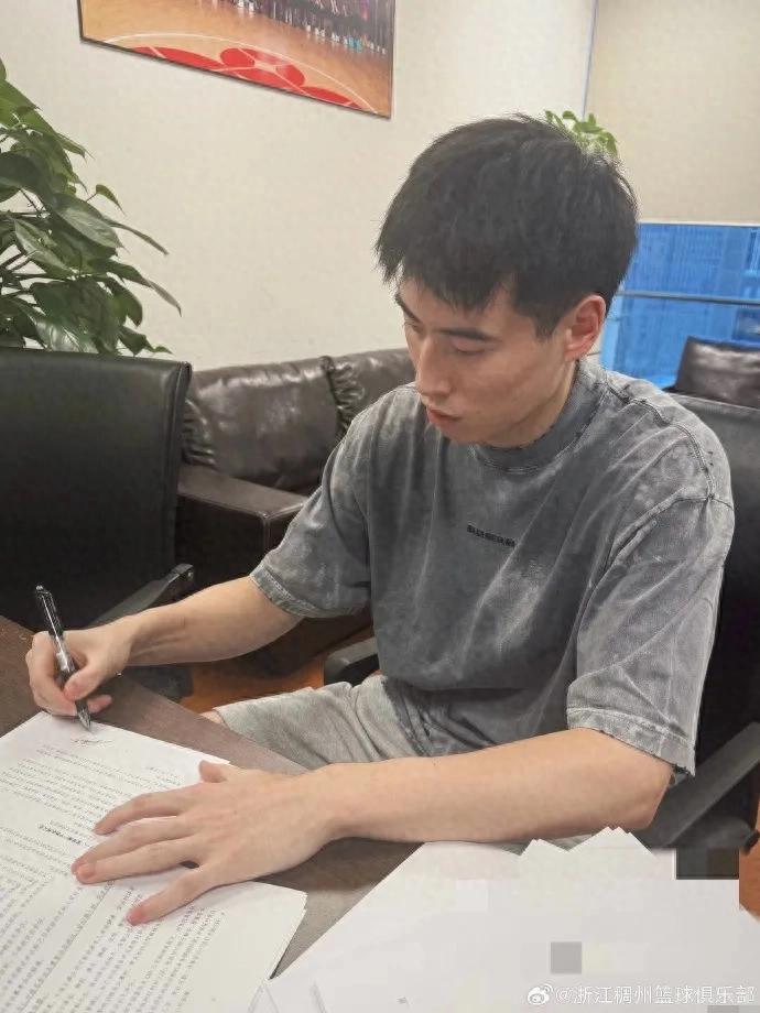 簽約了！四年頂級薪資合約！中國男籃主力後衛