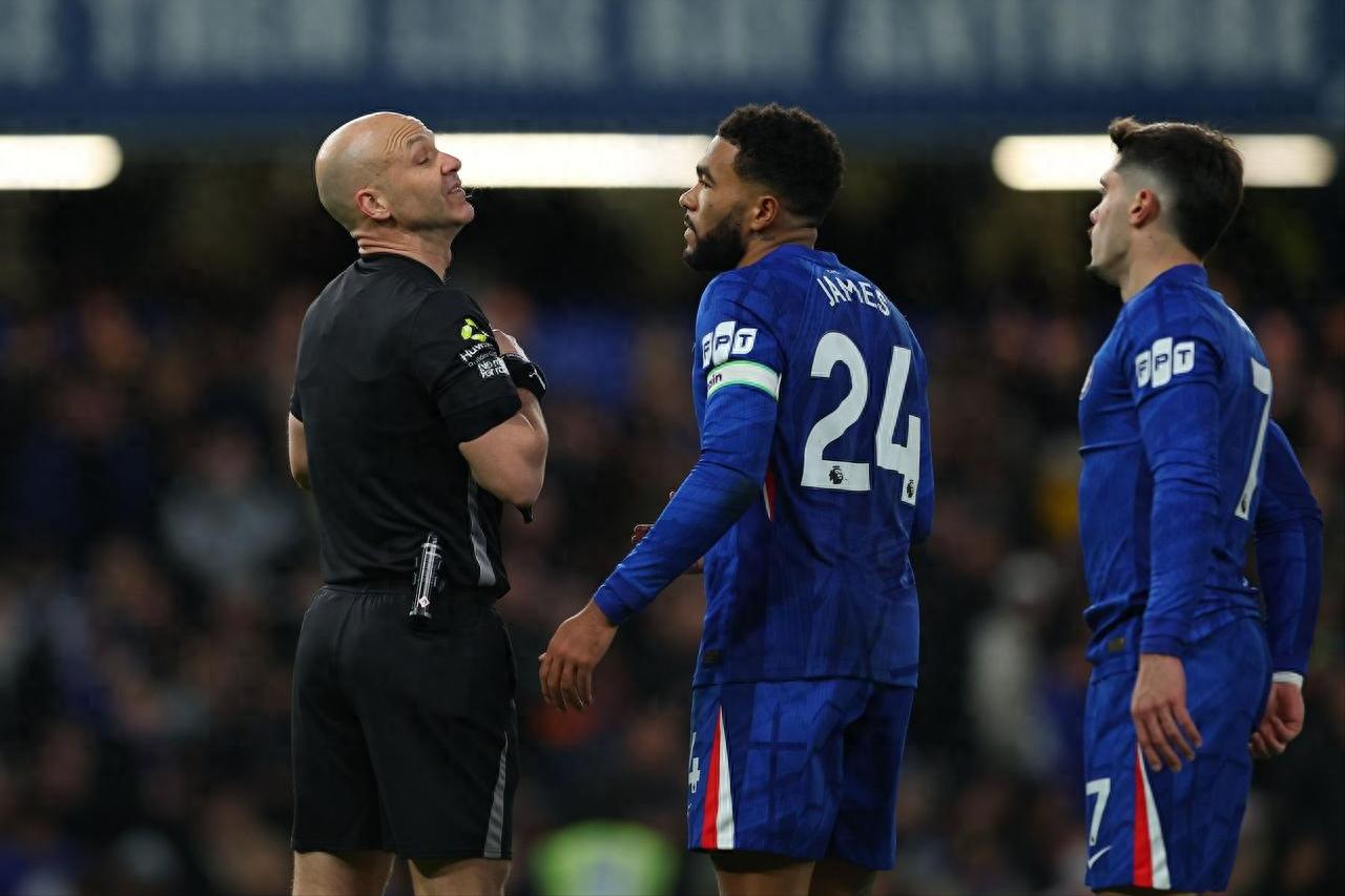 Resilient Chelsea, despite playing with one less player for a long time, still dominated in shots; Caicedo was sent off; the match ended 1-1 against Arsenal.
