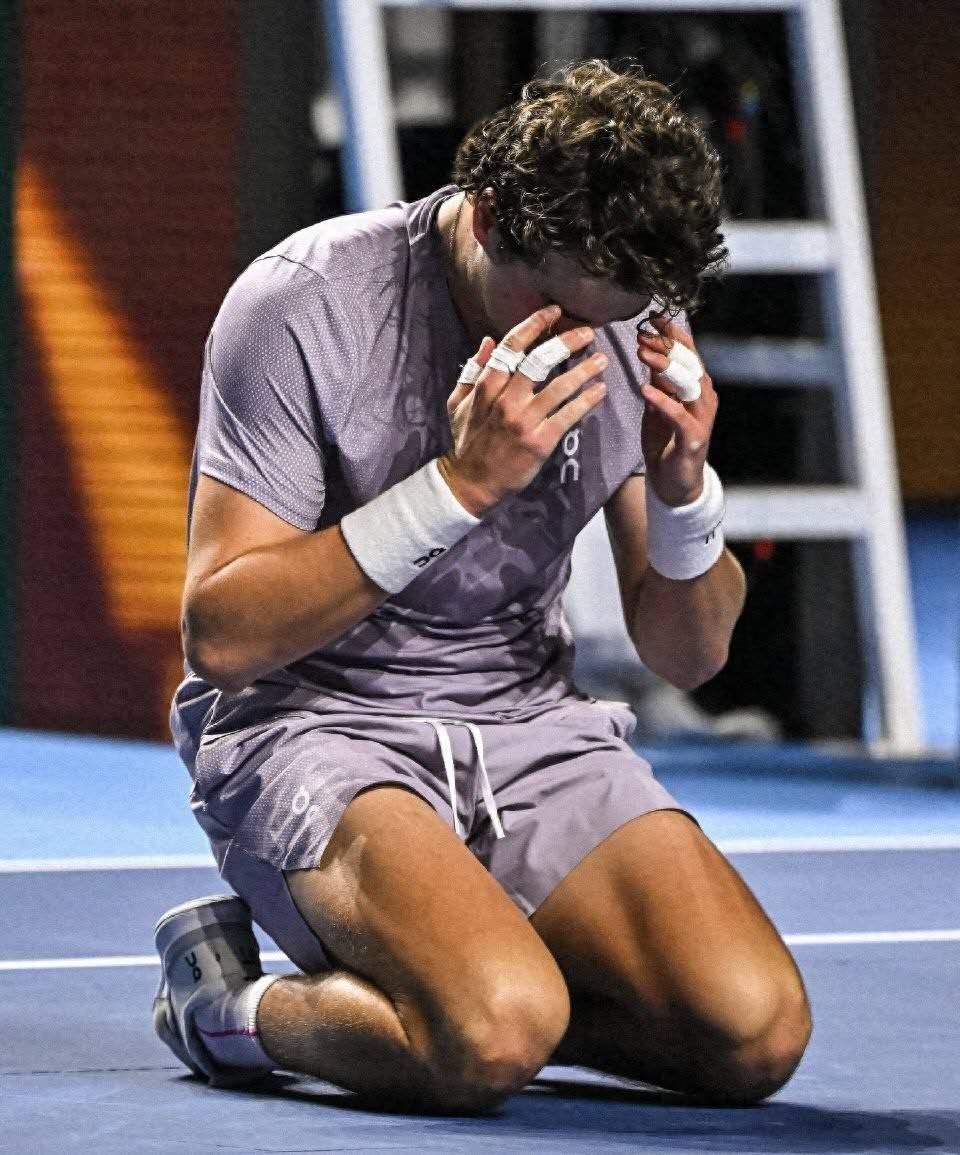 After winning the title, Fonseca revealed he had promised to shave his head before the match and dedicated the championship to his mother during the award ceremony.