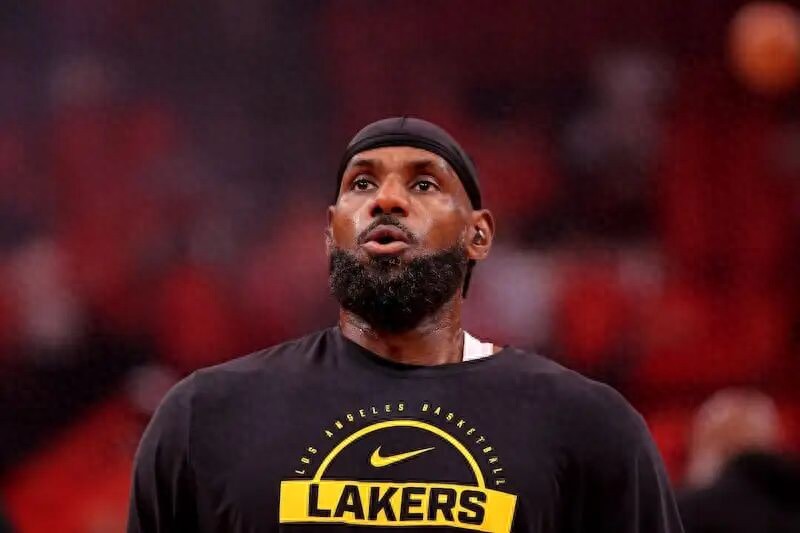 The Warriors haven't given up and are still pursuing James! They can only offer him $15 million in salary, which LeBron isn't interested in.
