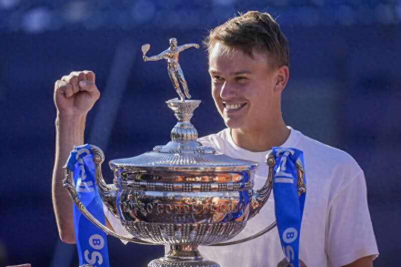 Defeating Alcaraz, Rune won his first men's singles title at the ATP 500