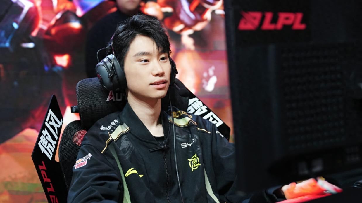 The LPL Galactic Battleship has become a roadside relic! The Korean mid laner openly throws games, and the two carries part ways after the match.