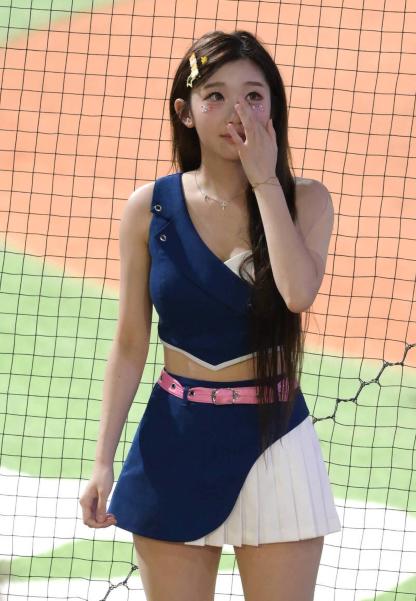 Korean cheerleader Lee Joo-hun is unwell but still dedicated to support, and the Fubon team hopes positive encouragement from fans