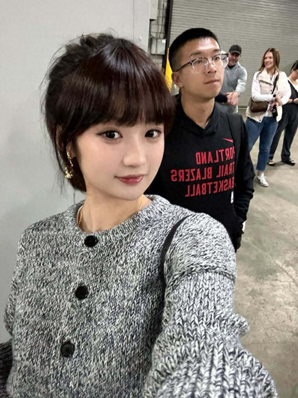 Yang Hansen's girlfriend appears in Portland! Shares video of Xiao Yang dancing with a backpack and a photo with translator Chris