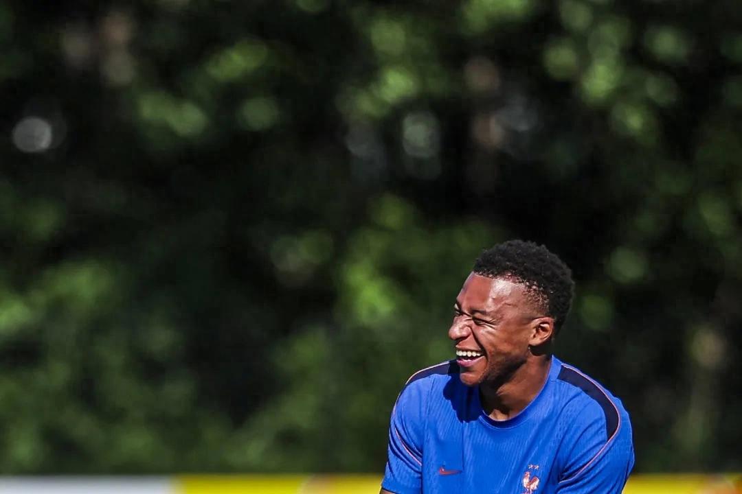 The French team, with smiles on their faces, is even more formidable.