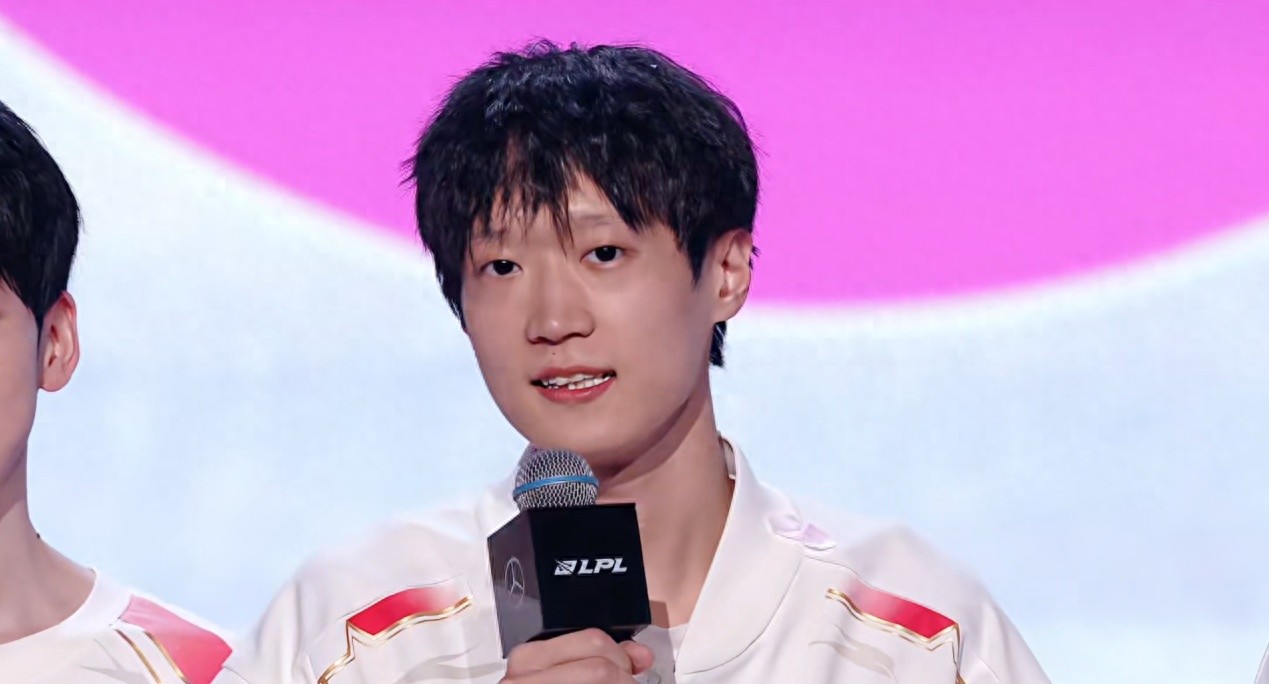 LPL's first mid-laner changed hands, challenging Faker for the first time! T1 created a huge upset, and its strength suddenly evolved