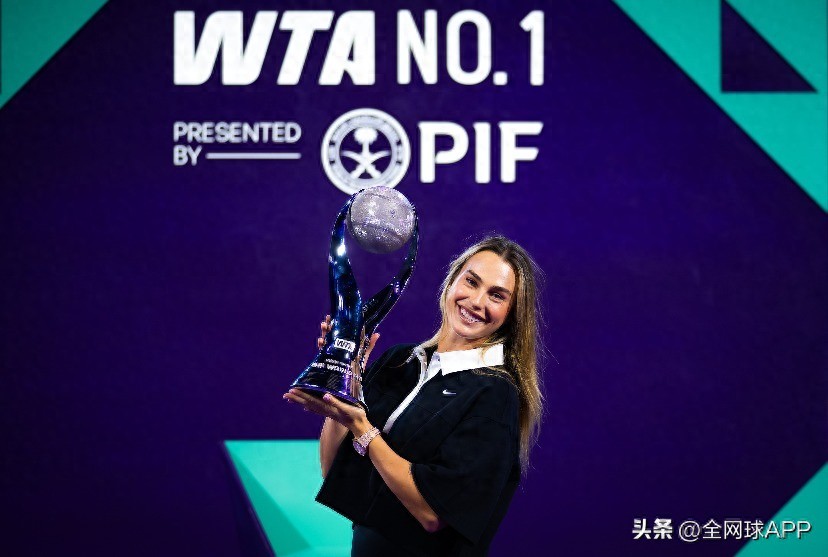 Sabalenka receives the Chris Evert WTA World No.1 trophy