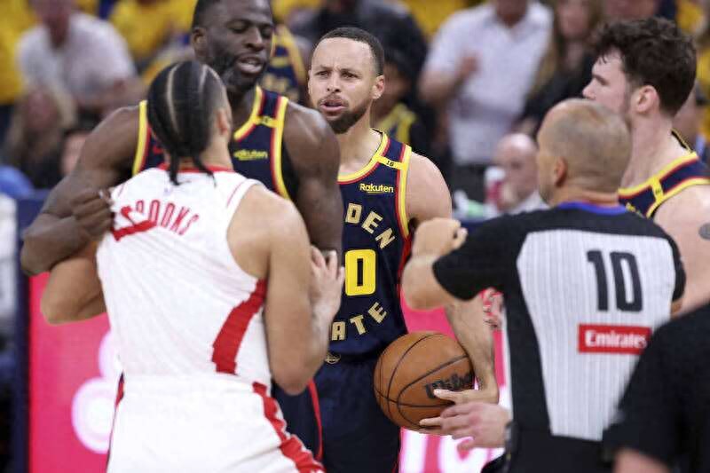 In the first half of G4 in the first round of the NBA playoffs, there was a physical altercation between the Warriors and the Rockets, and Curry was also blown T