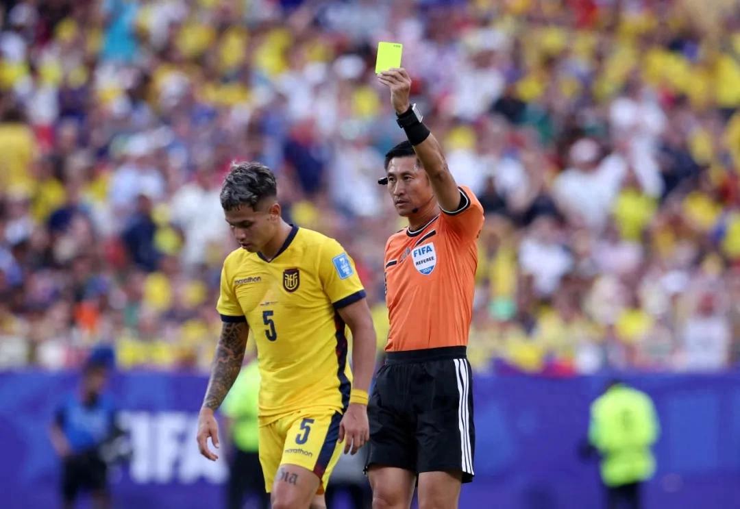 The 999th World Cup match saw Ma Ning make his appearance! He maintained steady control with six yellow cards, earning recognition from FIFA.