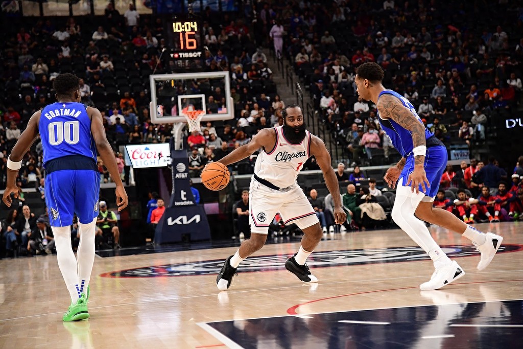 $2 Billion New Arena Debut! Clippers Secure 3rd Straight Win, Harden Scores 10 Points with 12 Assists and 6 Turnovers, Klay Scores 0 Points with 4 Turnovers