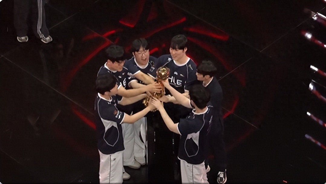 Bin's participation rate in the top lane is the worst among all top laners! Danny responded to letting Mundo through: "Aatrox has the advantage until level 16."
