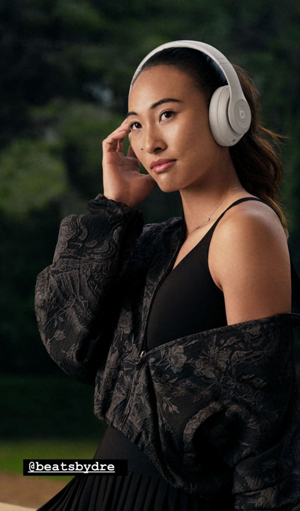 Zheng Qinwen made blockbusters, new endorsements, watched Aka training and caused controversy, and was accused of investing too much energy off the field