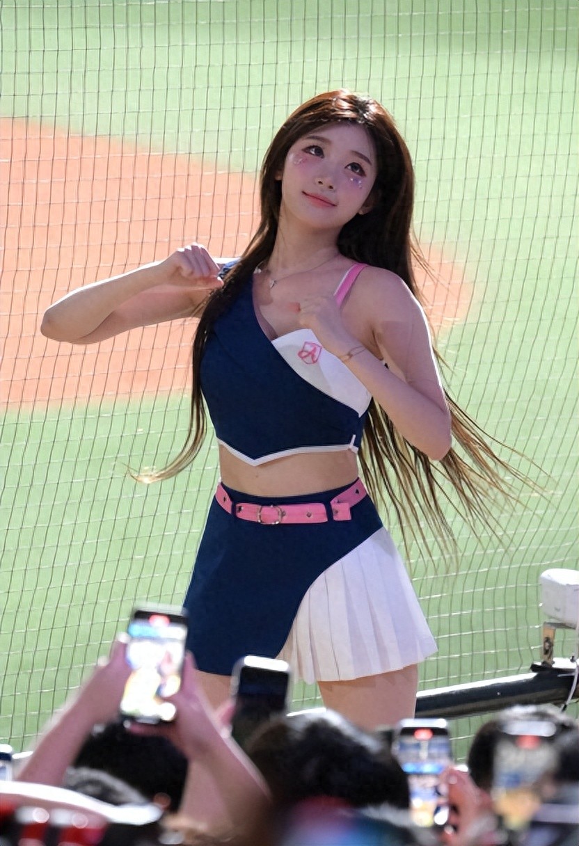 Chinese professional baseball Fubon titan and Korean cheerleader Li Zhujun suddenly covered his face with his hands on the court, causing concern