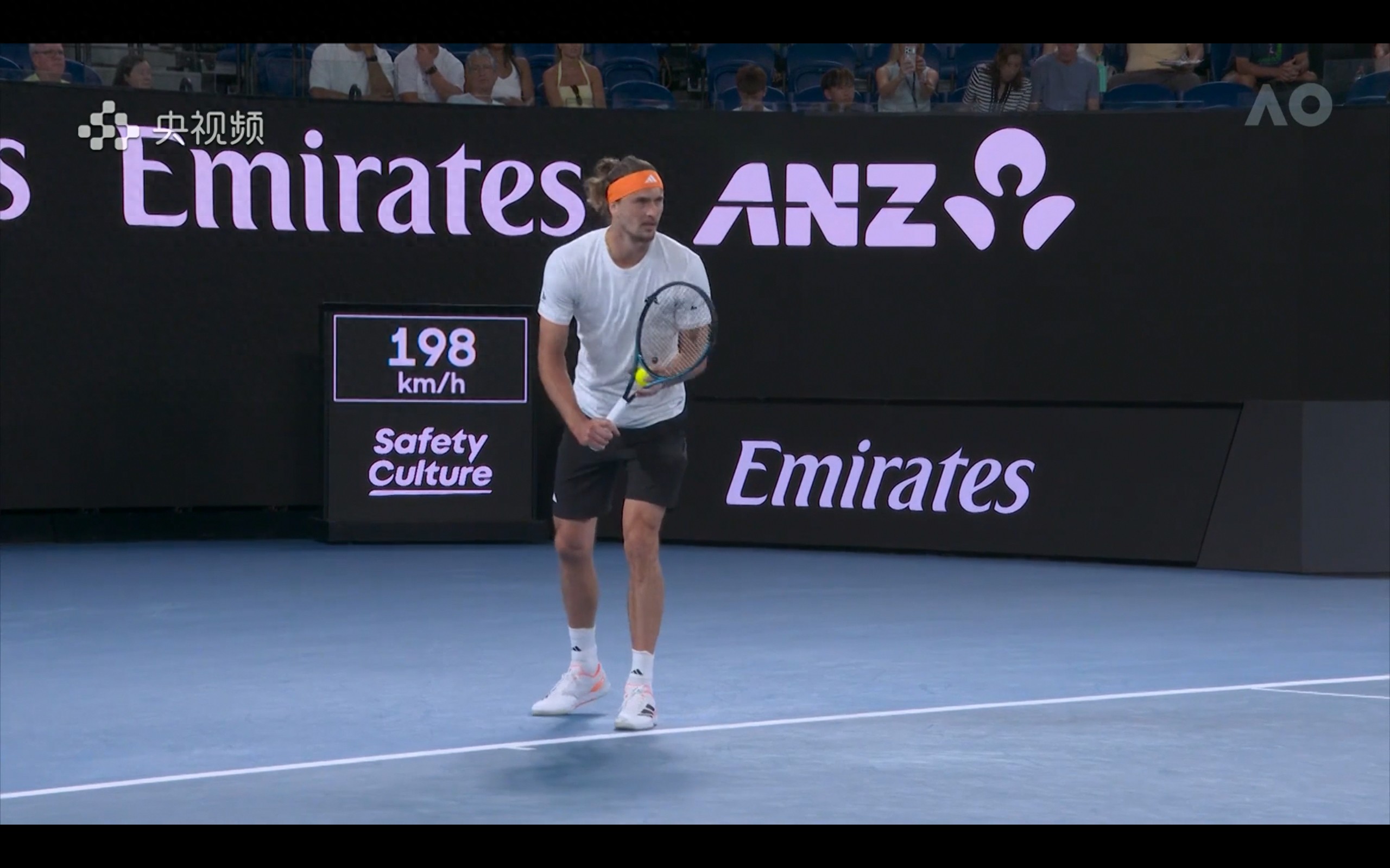 Live coverage of the Australian Open men's singles quarterfinal: Zverev vs. Linner Chien.
