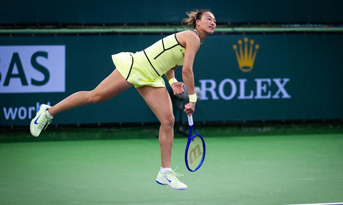 Zheng Qinwen's towel incident sparks criticism from international fans: Are players nowadays so lazy?