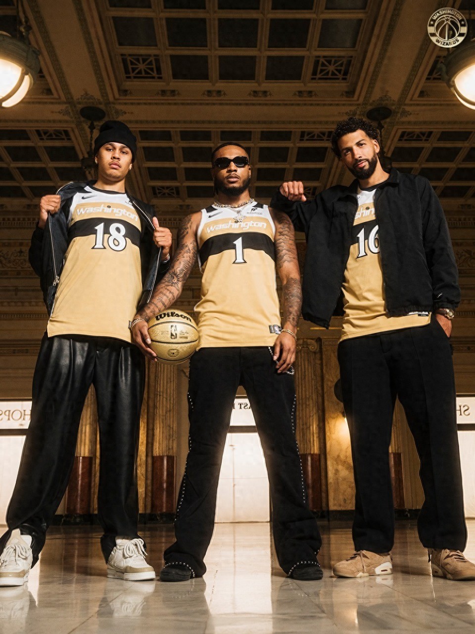 Wearing the No. 1 gold jersey! The "White Demon" appears boldly with sunglasses, potentially entering the Wizards' starting lineup for the new season.