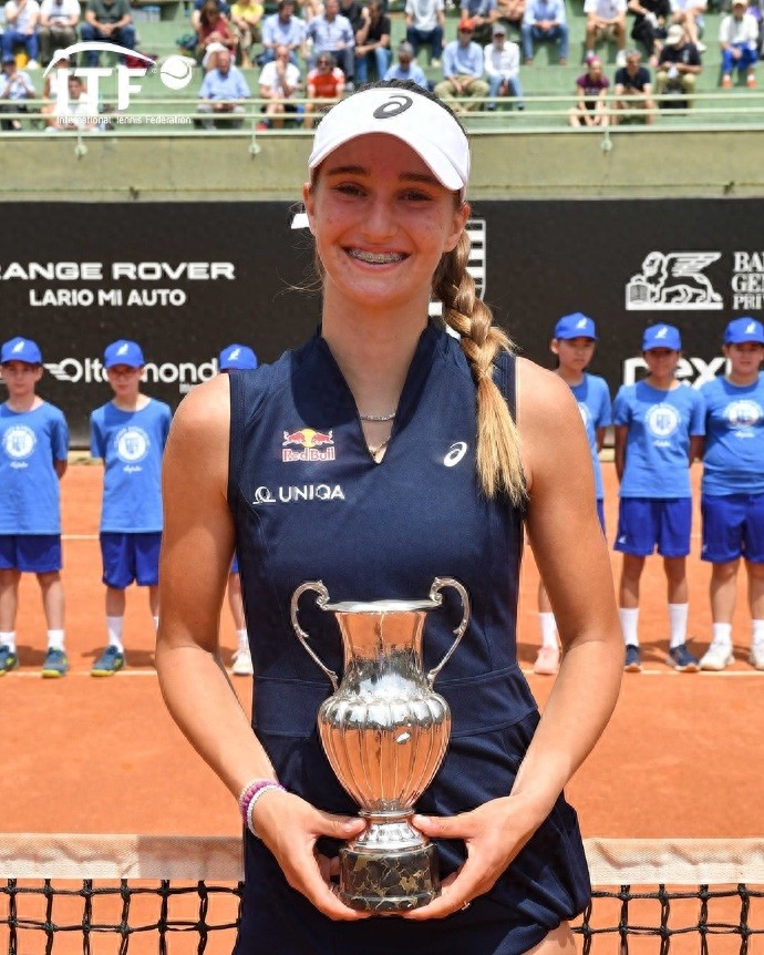 Making their Grand Slam debut as seeded players, one soared high while the other exited in the first round.