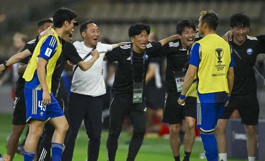 Can a legendary Japanese high school football coach overthrow the defending champion in the AFC Champions League final?