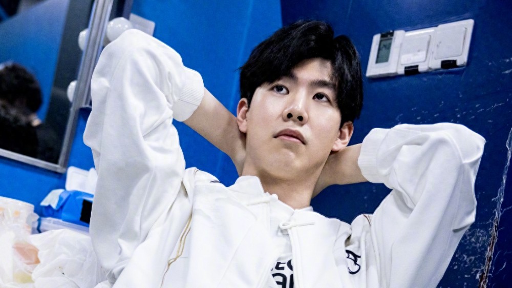 LPL's legendary player relies on playing with fans to make a living! Geju reveals: the contract is extremely harsh, RNG can't leave until the club folds.