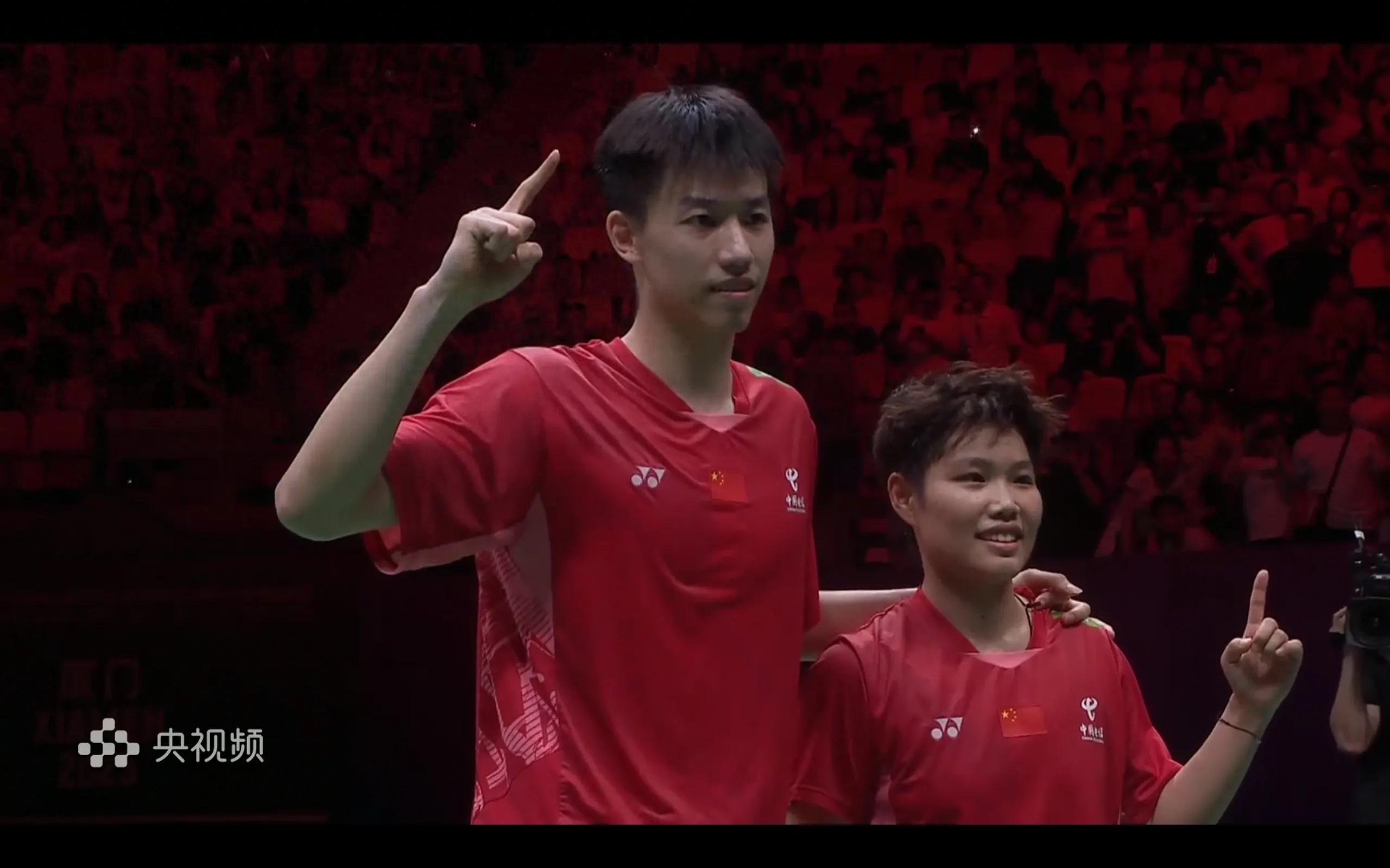The badminton Thailand Open is being broadcast live Huang Dongping/Feng Yanzhe