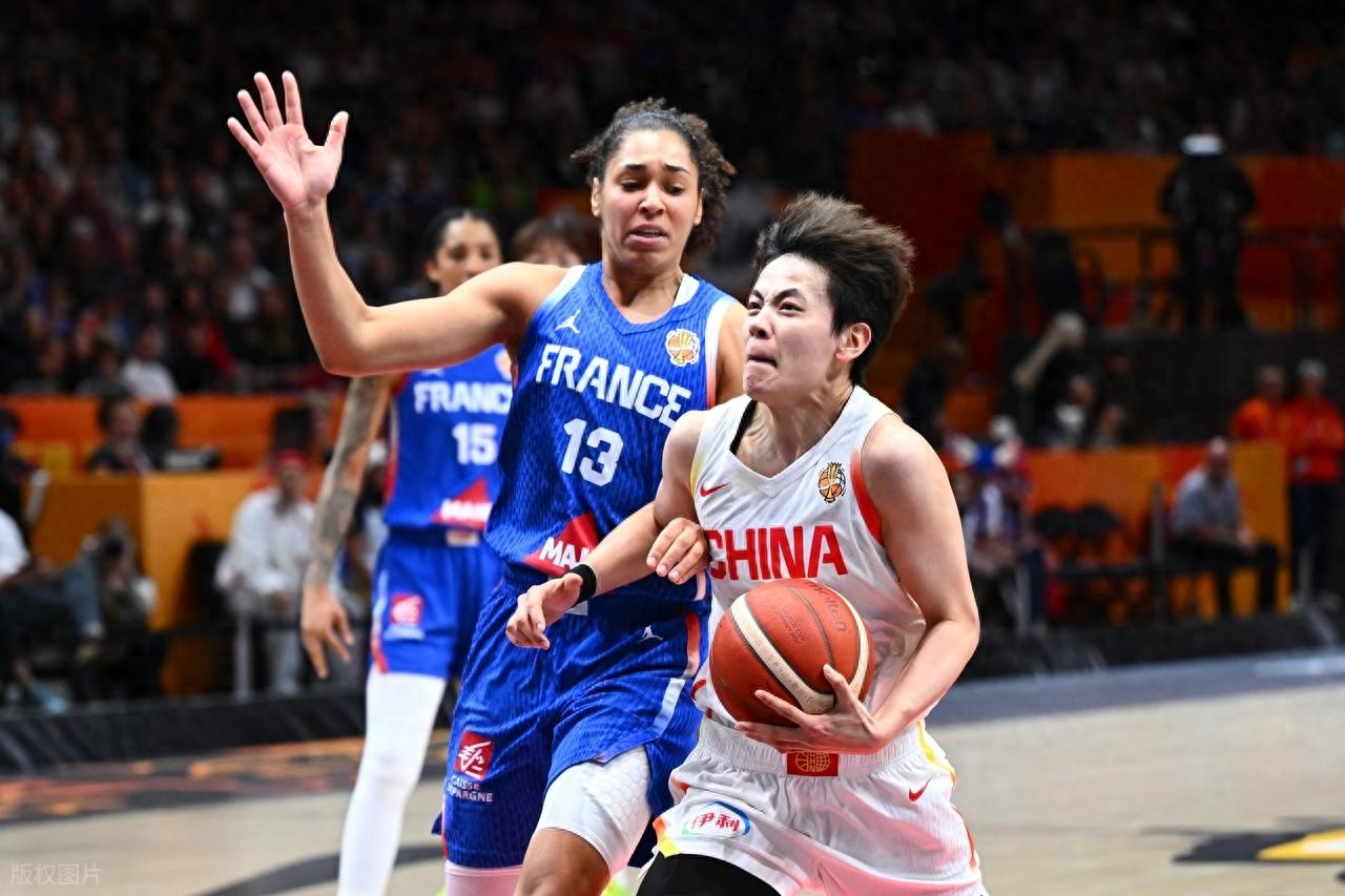 A hard-fought effort! Han Xu's 21 points and 9 rebounds, Yang Shuyu's 19 points in vain as Chinese women's basketball team loses to France, missing the semifinals.