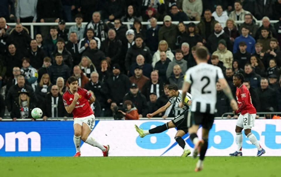 Manchester United 1-2 Defeated by Ten-Man Newcastle's Last-Minute Winner! Carrick Suffers First Loss, Ultimate Test to Determine His Permanent Appointment